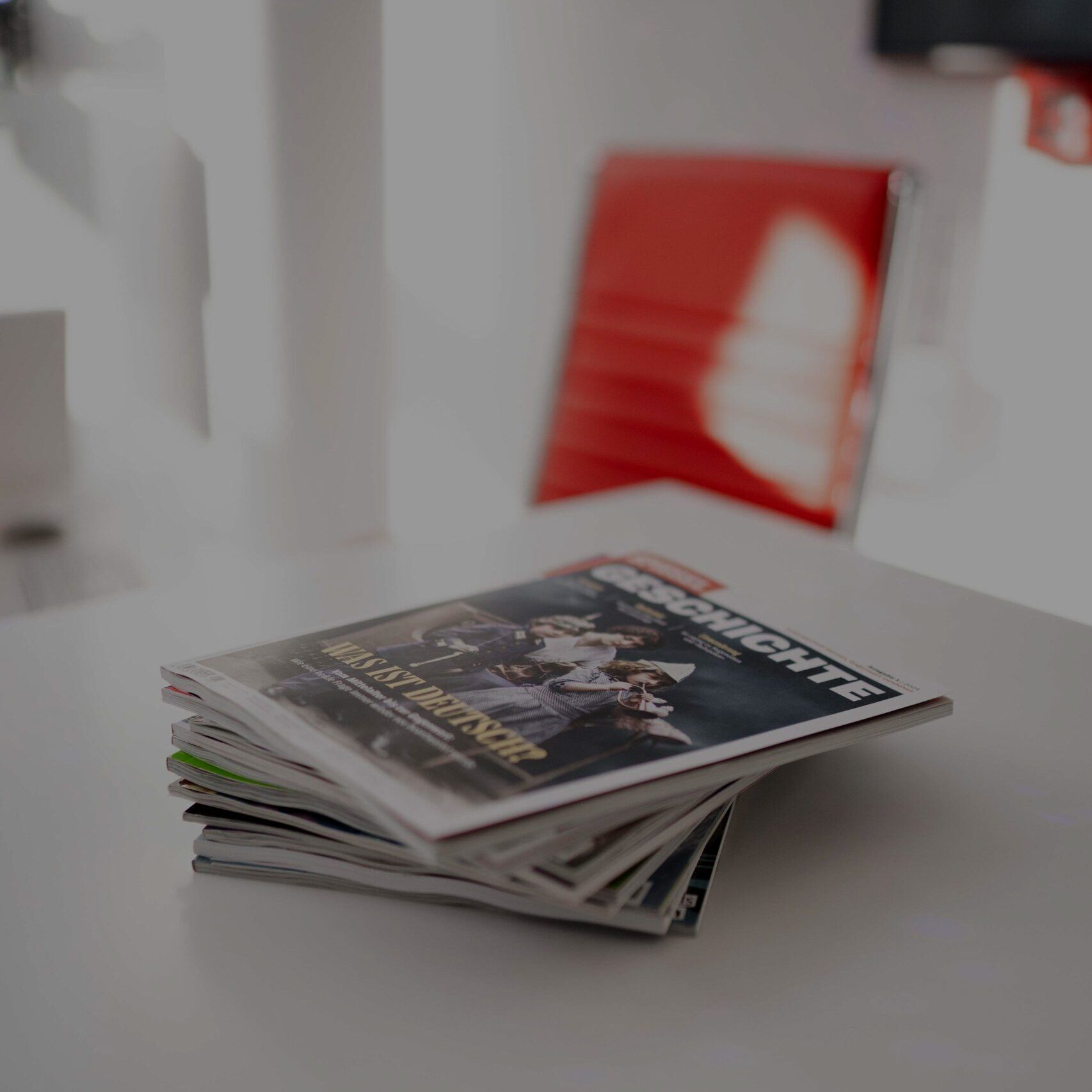 Zeitschriftenstapel auf einem Tisch