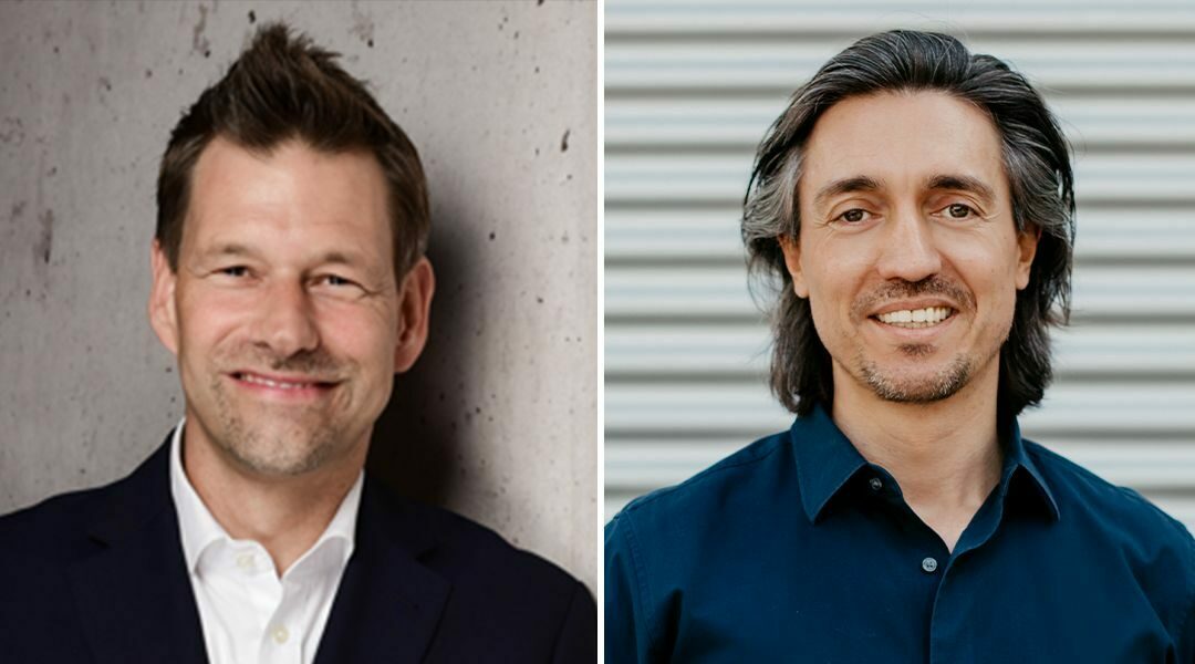 Zweigeteiltes Bild mit zwei Männern. Links: Mann mit kurzen braunen Haaren, hellem Teint, im dunklen Anzug und weißem Hemd, lächelt freundlich, neutraler Hintergrund mit Betonoptik. Rechts: Mann mit mittellangen dunklen Haaren, etwas dunklerem Teint, in dunkelblauem Hemd, ebenfalls lächelnd, Hintergrund aus waagerechten grauen Metalllamellen. Beide Männer blicken direkt in die Kamera.