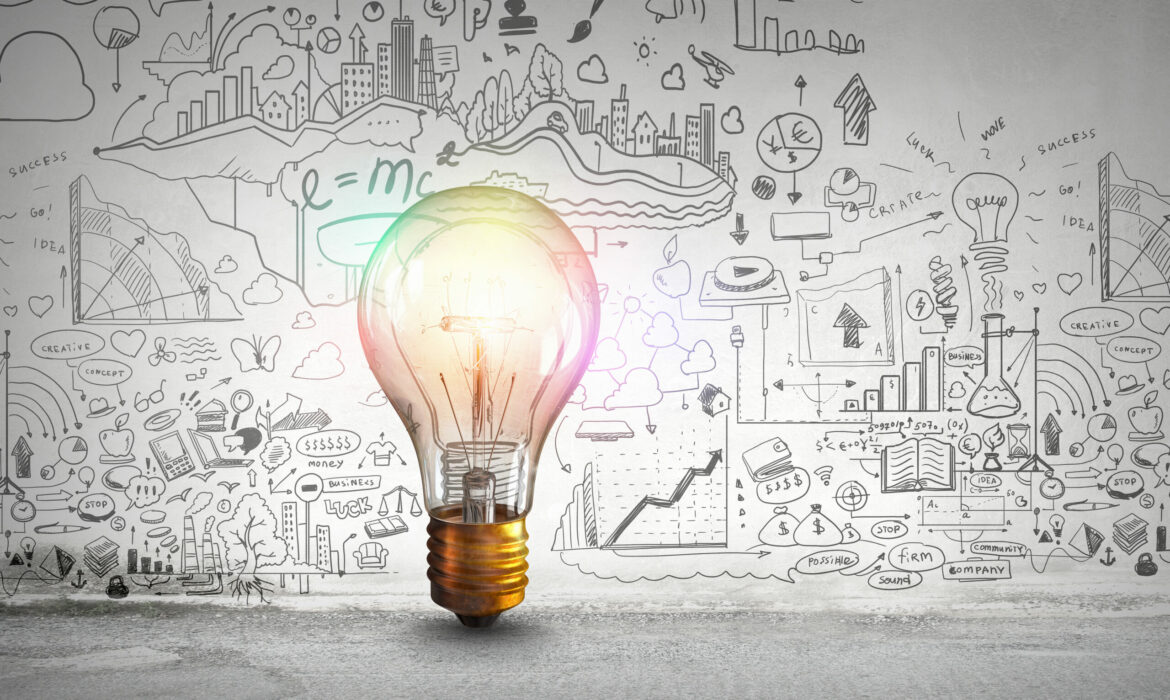 Zentrale Glühbirne im Vordergrund als Symbol für eine zündende Idee. Im Hintergrund eine Wand mit zahlreichen handgezeichneten Skizzen, Diagrammen, Formeln und Symbolen zu Themen wie Innovation, Wachstum, Wissenschaft, Technologie und Business. Elemente wie steigende Diagramme, Zahnräder, Reagenzgläser, Wolken, Pfeile und Begriffe wie „Success“, „Create“, „Concept“ und „Business“ illustrieren kreative Denkprozesse und strategische Planung. Das Bild vermittelt den Moment der Inspiration in einem Umfeld voller Ideenentwicklung.