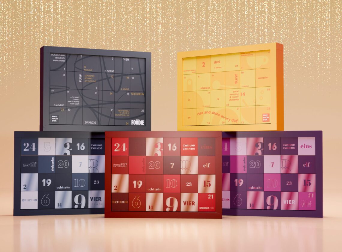 Fünf unterschiedlich gestaltete Adventskalender stehen vor einem gold schimmernden Hintergrund. Jeder Kalender zeigt ein eigenes Design mit Zahlen von 1 bis 24 und verschiedenen Farben wie Dunkelblau, Rot, Violett, Gelb und Grau. Auf einigen sind Markennamen wie „Fine Food Box“, „Foodie“ oder „Barbara Box“ zu erkennen.
