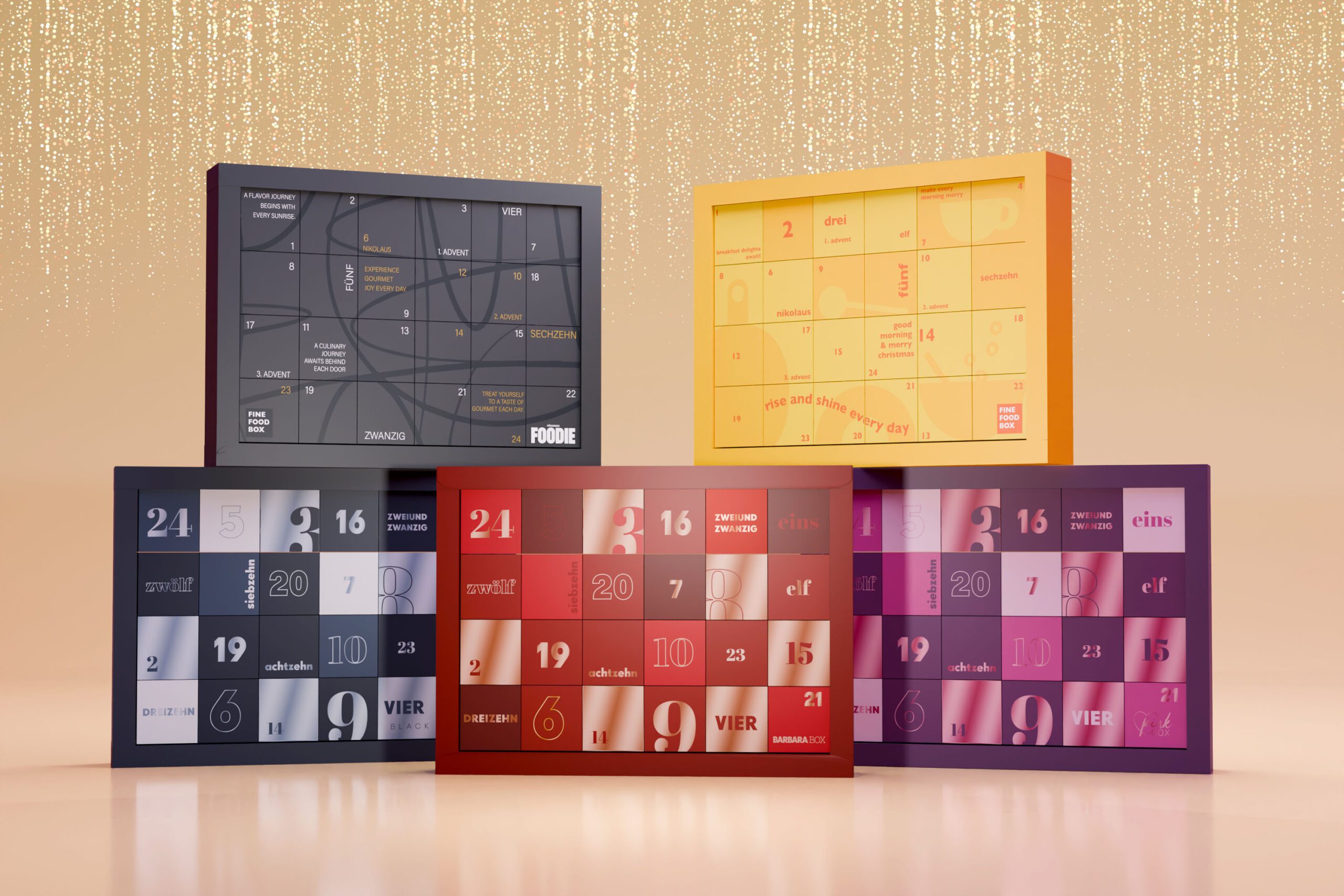 Fünf unterschiedlich gestaltete Adventskalender stehen vor einem gold schimmernden Hintergrund. Jeder Kalender zeigt ein eigenes Design mit Zahlen von 1 bis 24 und verschiedenen Farben wie Dunkelblau, Rot, Violett, Gelb und Grau. Auf einigen sind Markennamen wie „Fine Food Box“, „Foodie“ oder „Barbara Box“ zu erkennen.