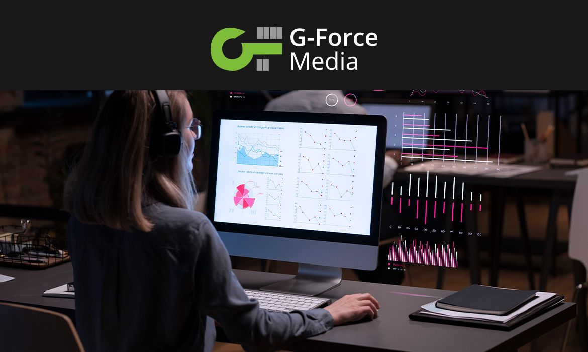Frau sitzt am Computer und analysiert Daten