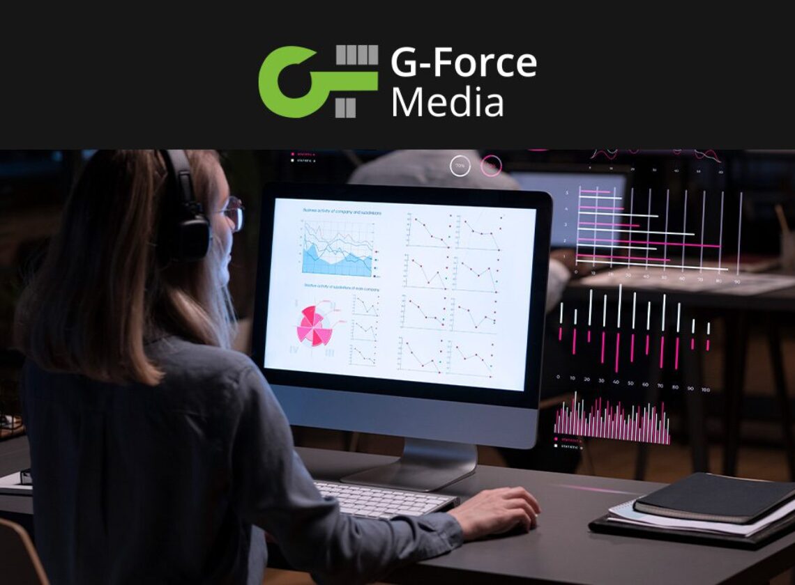 Frau sitzt am Computer und analysiert Daten