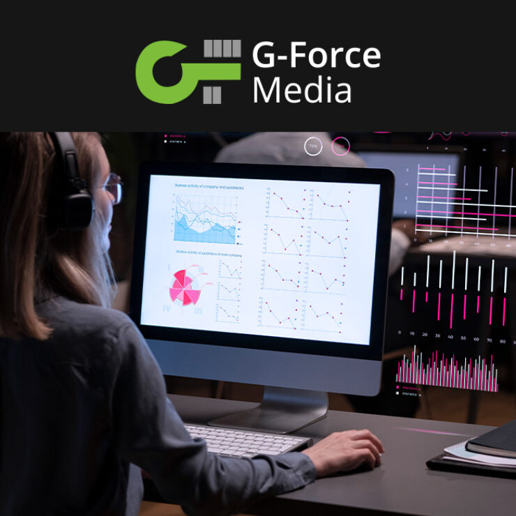 Frau sitzt am Computer und analysiert Daten