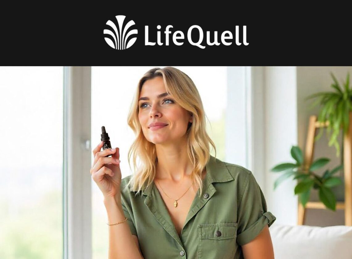 Frau steht am Fenster mit einem Lifequell-Produkt in der Hand