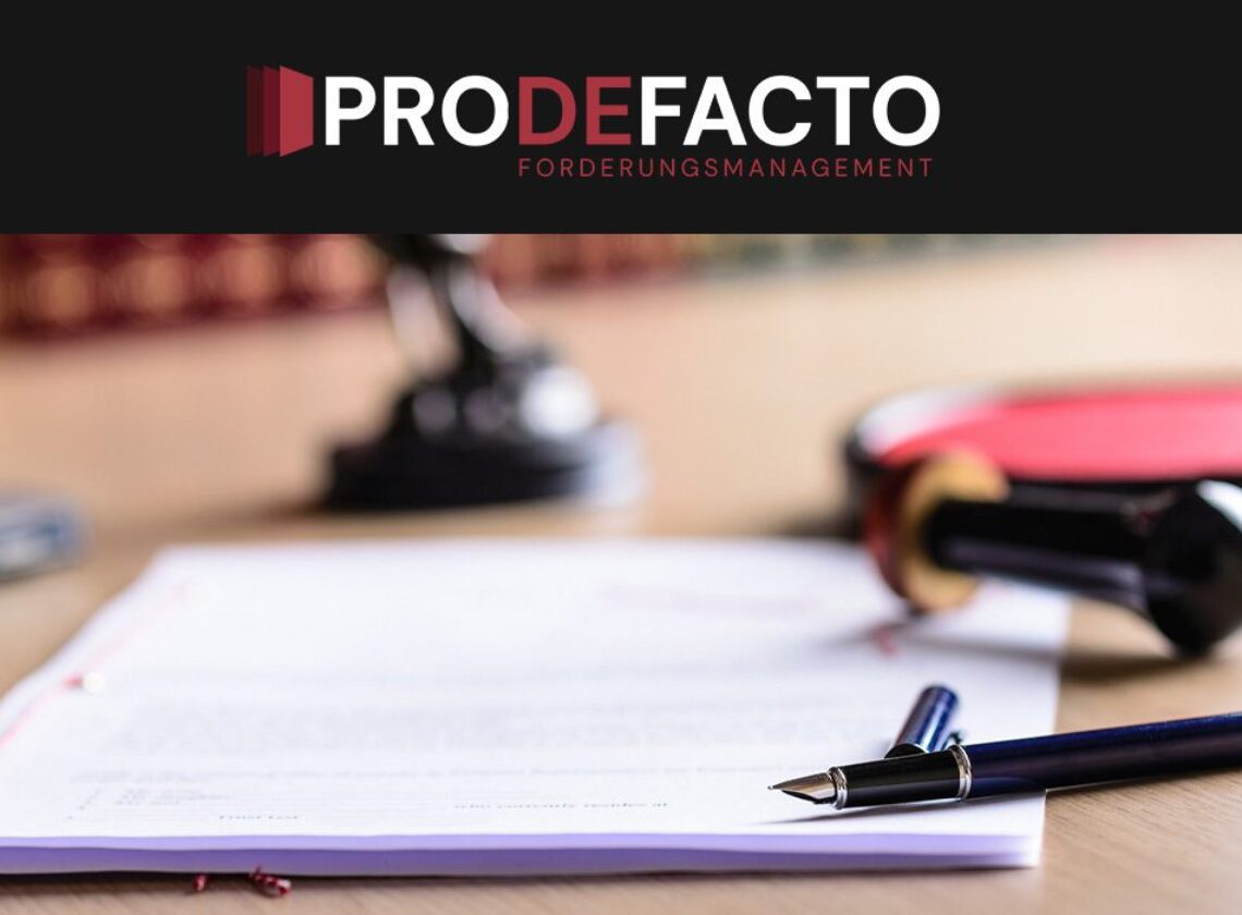 Papier und Stift liegen auf einem Tisch