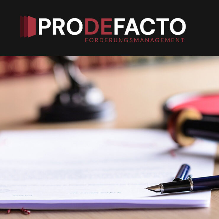 Papier und Stift liegen auf einem Tisch