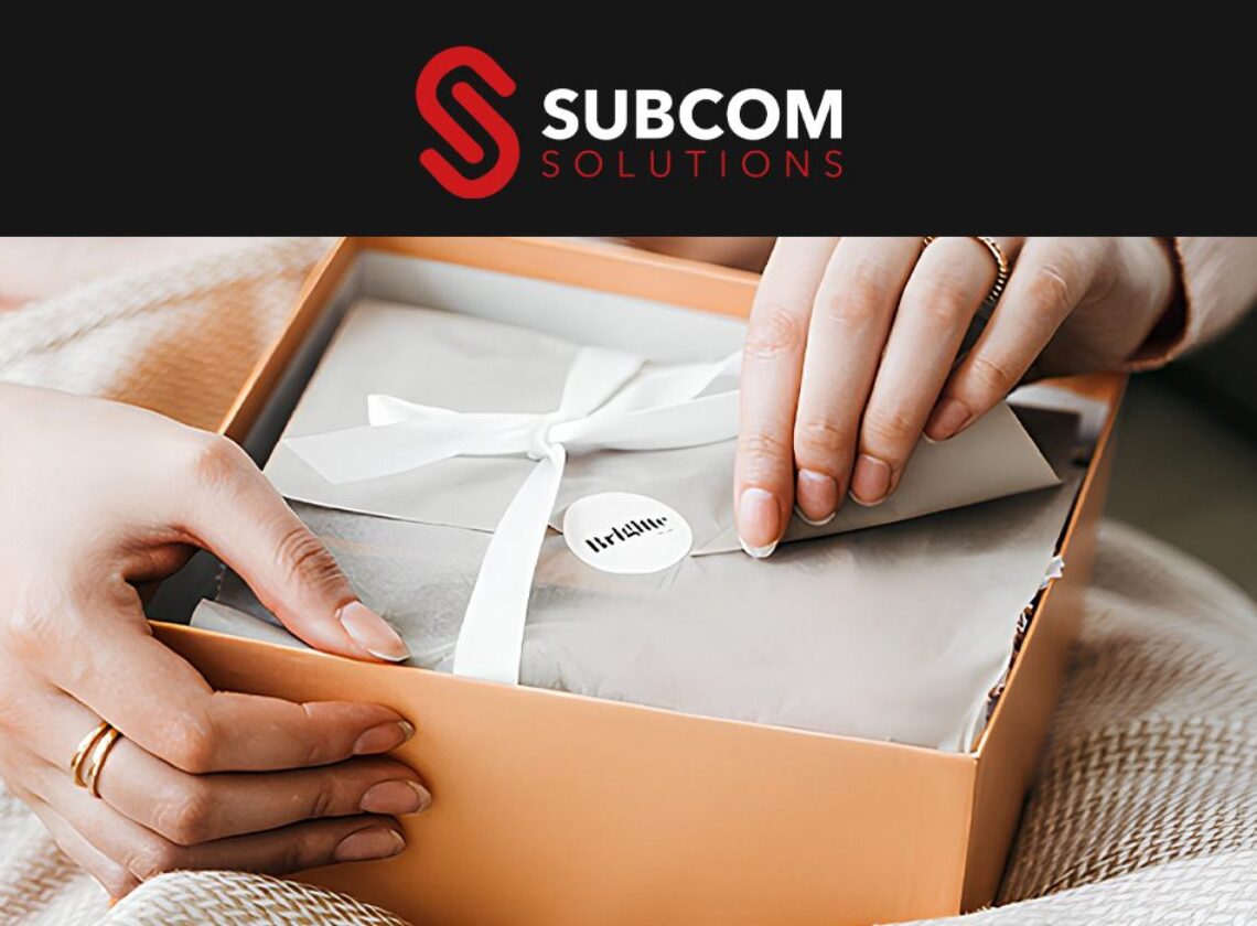 Haende packen eine Box aus