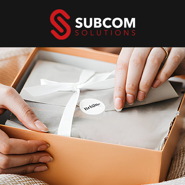 Haende packen eine Box aus