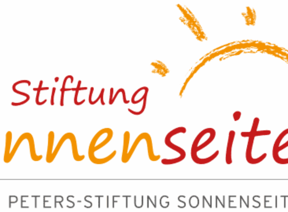 Logo der „Stiftung Sonnenseite“. Oben ein stilisierter, orangener Sonnenbogen mit Strahlen. Darunter der Schriftzug „Stiftung Sonnenseite“ in roter und orangener Schrift. Unten steht in grauen Großbuchstaben: „THOMAS PETERS-STIFTUNG SONNENSEITE“.