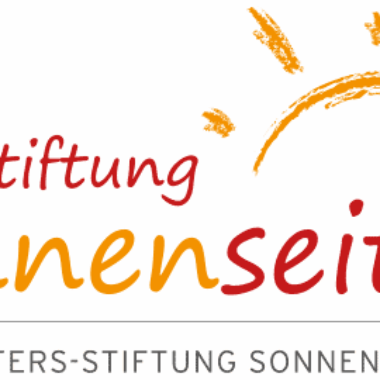 Logo der „Stiftung Sonnenseite“. Oben ein stilisierter, orangener Sonnenbogen mit Strahlen. Darunter der Schriftzug „Stiftung Sonnenseite“ in roter und orangener Schrift. Unten steht in grauen Großbuchstaben: „THOMAS PETERS-STIFTUNG SONNENSEITE“.