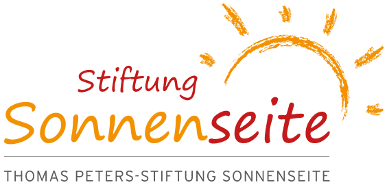 Logo der „Stiftung Sonnenseite“. Oben ein stilisierter, orangener Sonnenbogen mit Strahlen. Darunter der Schriftzug „Stiftung Sonnenseite“ in roter und orangener Schrift. Unten steht in grauen Großbuchstaben: „THOMAS PETERS-STIFTUNG SONNENSEITE“.